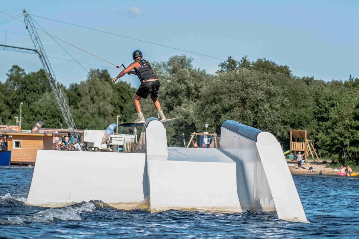 Wasserski & Wakeboard - Morning Action - Spare 7 Euro zu 2 Stunden mit Equipment