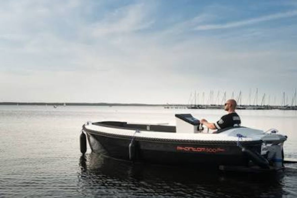 Kleines Elektroboot